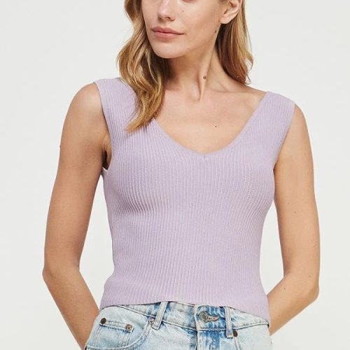 Woman in light purple sleeveless top and light blue jeans, showcasing Bodycon Techno Rib