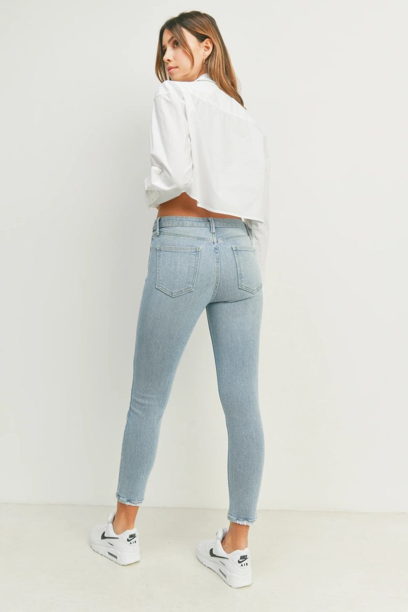 trendy bohemian woman white shirt the hr essential skinny denim 423