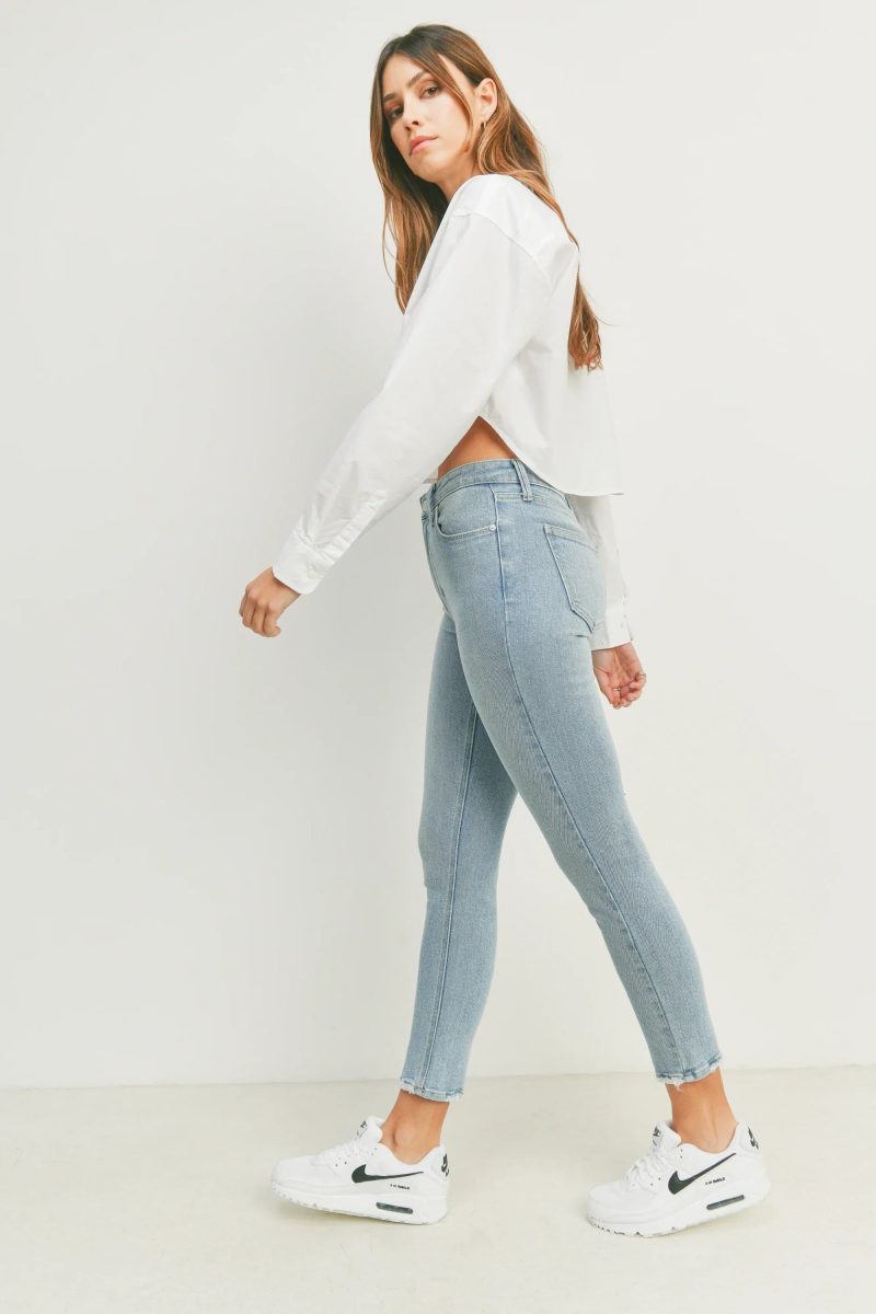 trendy bohemian woman white shirt the hr essential skinny denim 648