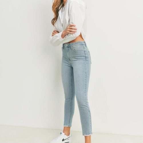 trendy bohemian woman white shirt the hr essential skinny denim 806