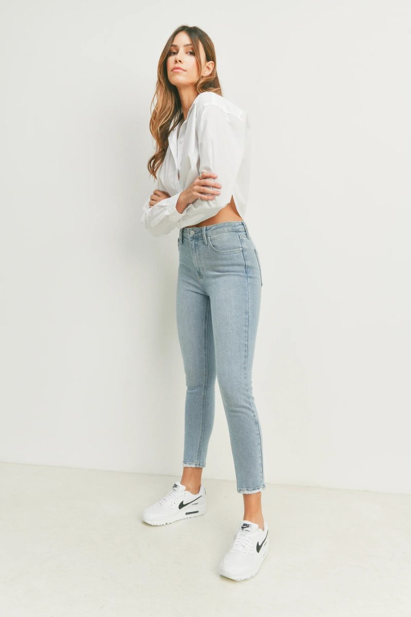 trendy bohemian woman white shirt the hr essential skinny denim 806